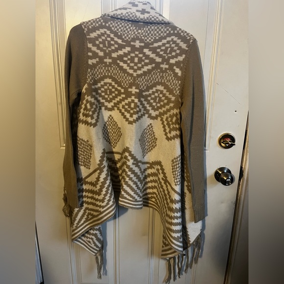 Urban Heritage | Medium Boho Sweater - Picture 6 of 6